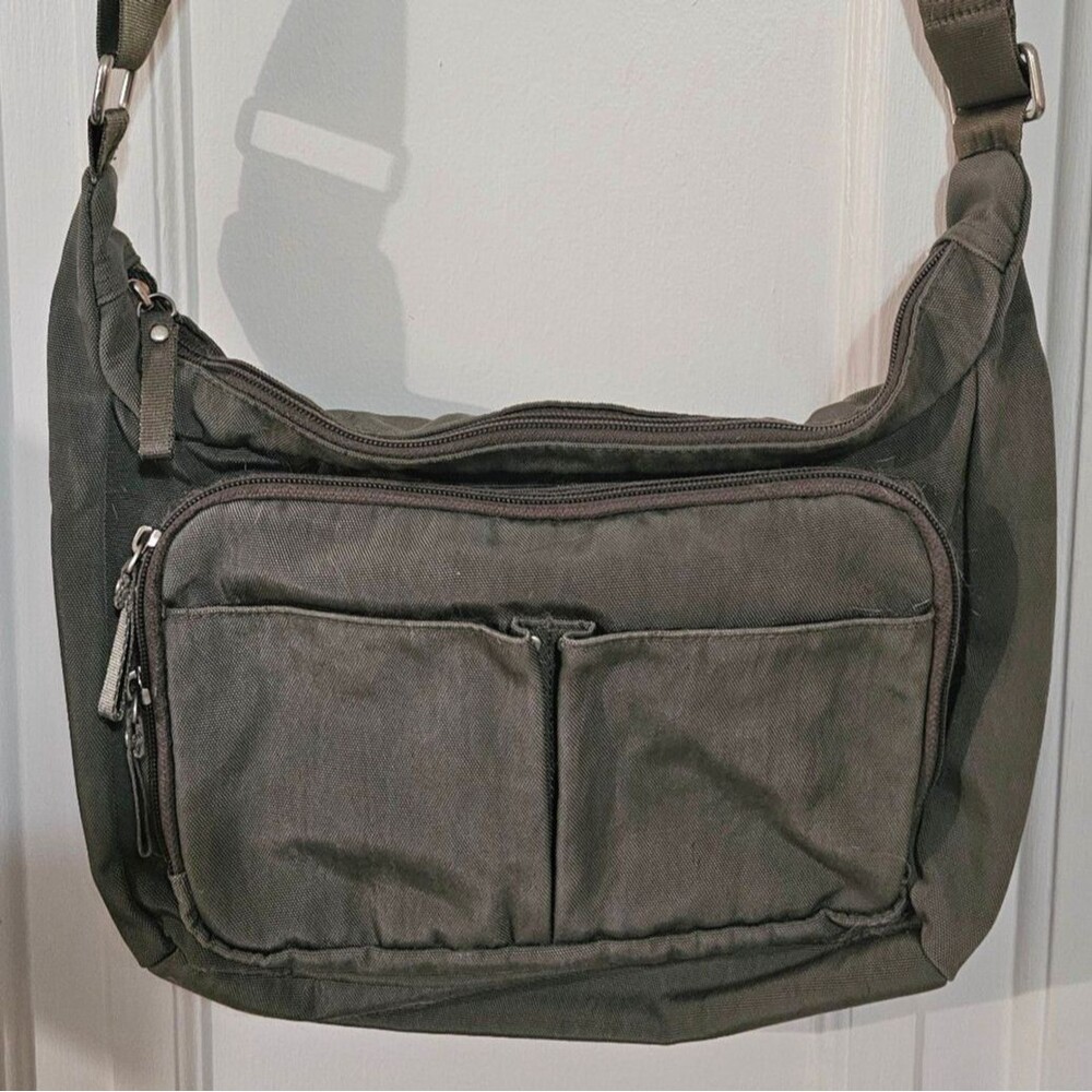 Travelsmith Olive Green Cross body bag, lots of space to organize